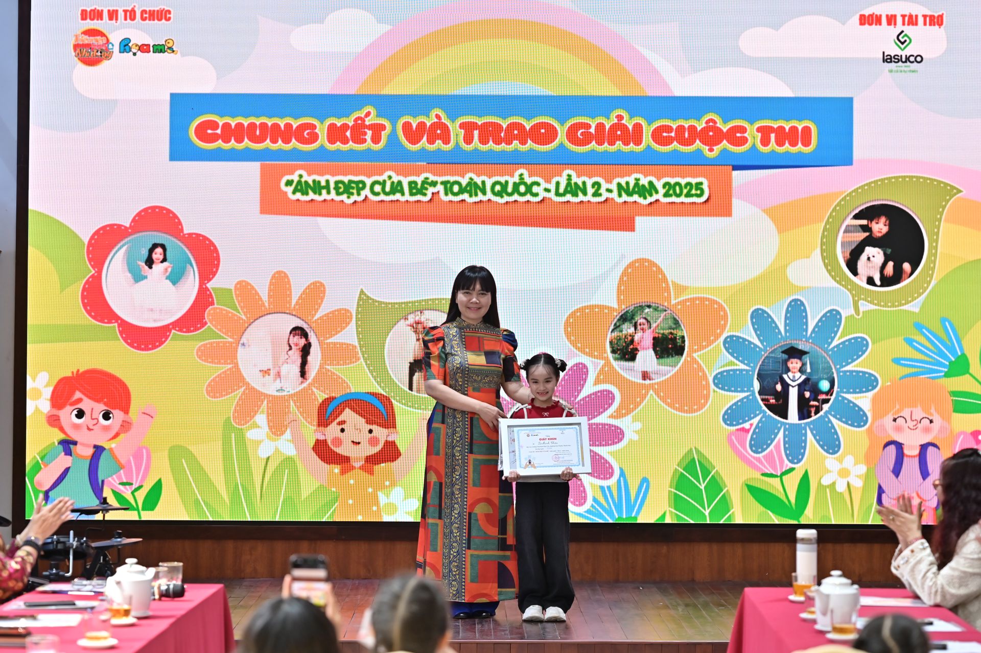 Nhà báo Trần Thị Lan Phương, Phó Tổng Biên tập Báo TNTP&NĐ trao giải Nhất cho thí sinh.