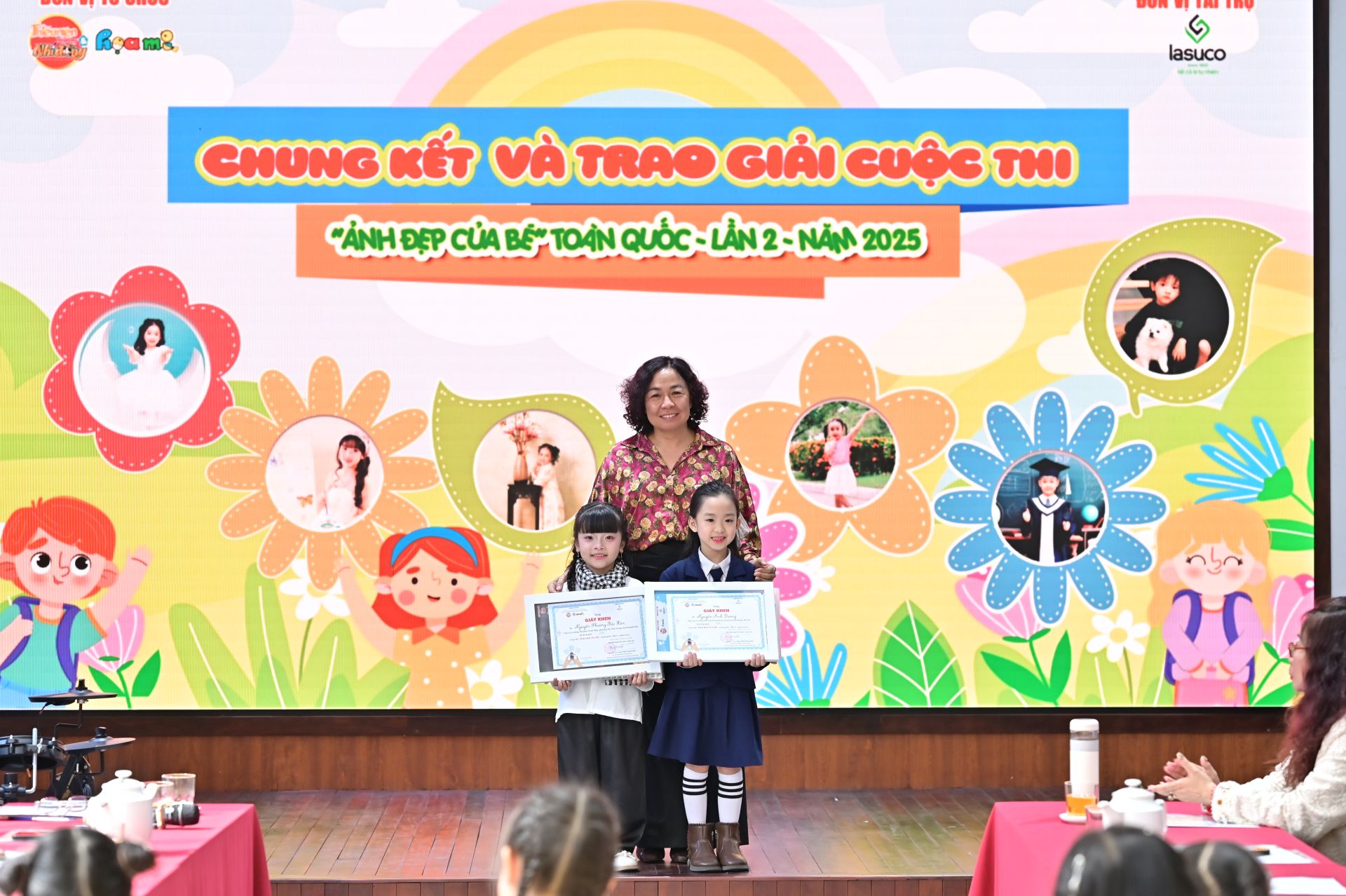 Nhà báo Đỗ Thị Thanh Bình, Phó Tổng Biên tập trao giải Nhì cho các bé.