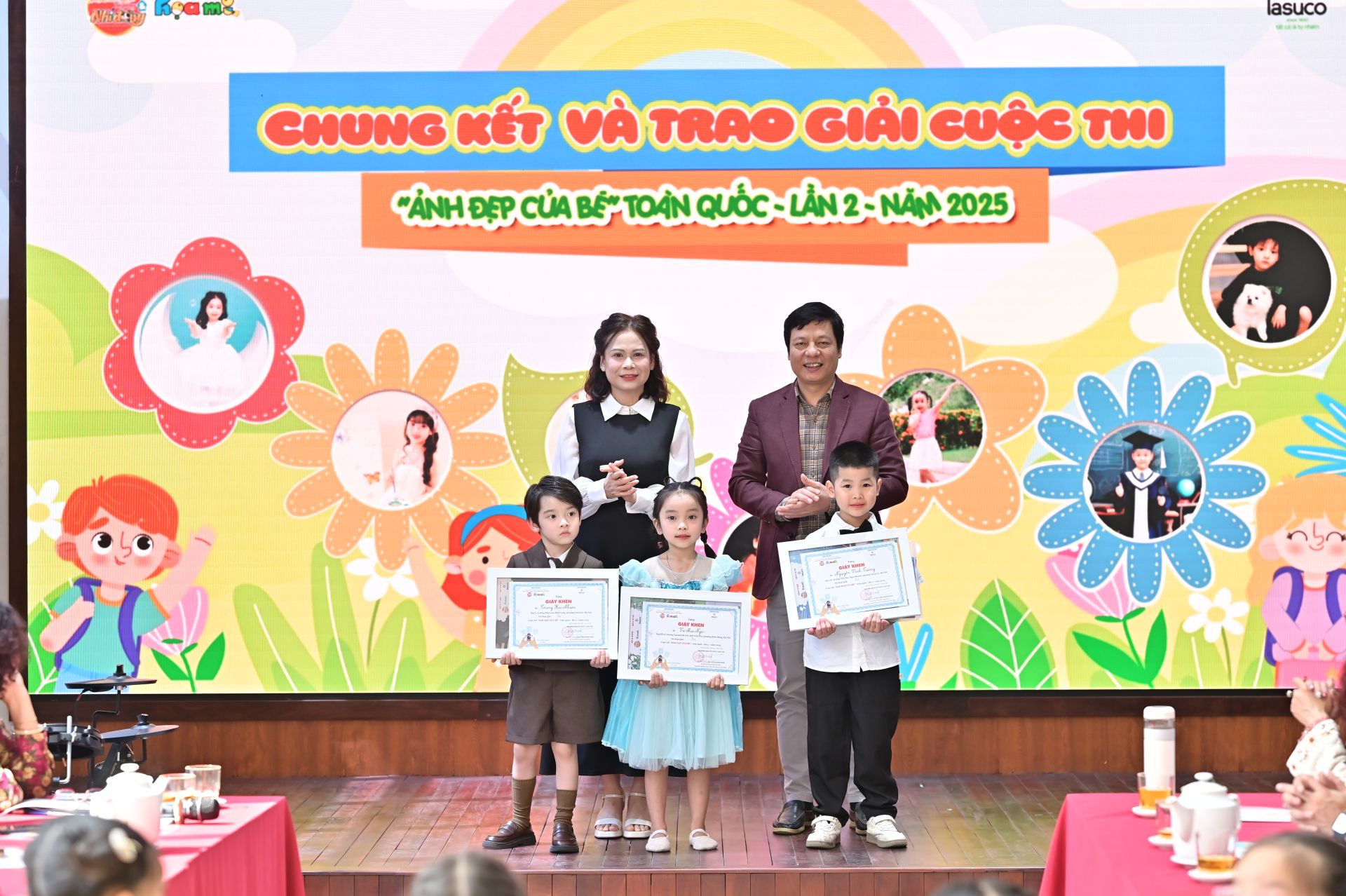 Nhà báo Phạm Định Thi, Ủy viên Ban Biên tập và bà Hoàng Anh Nguyên trao giải 3 giải Ba cho các thí sinh.